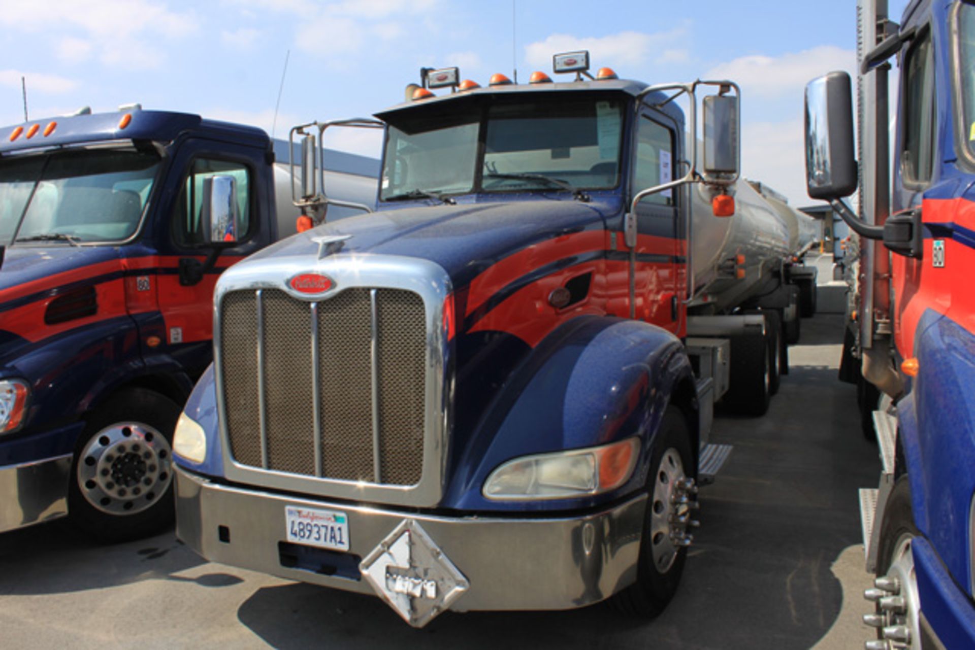 (Fontana) 2011 Peterbilt 384 Tank Truck, 1995 Weld-It 4,500 Gallon Single Compartment Tank Body, - Bild 3 aus 8