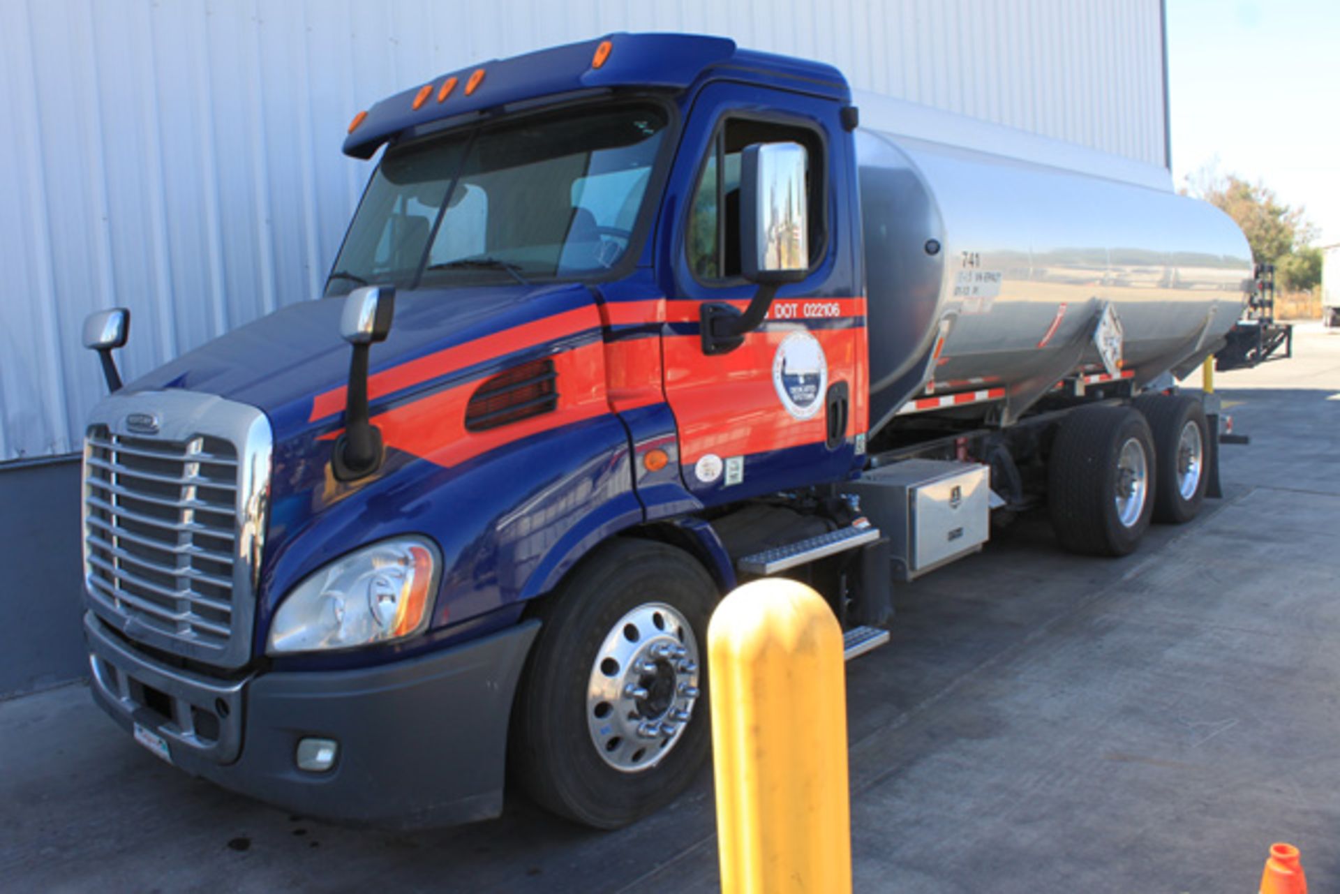 (Fontana) 2013 Freightliner Cascadia Tank Truck, 2013 Heil 4,365 Gallon Single Compartment Tank