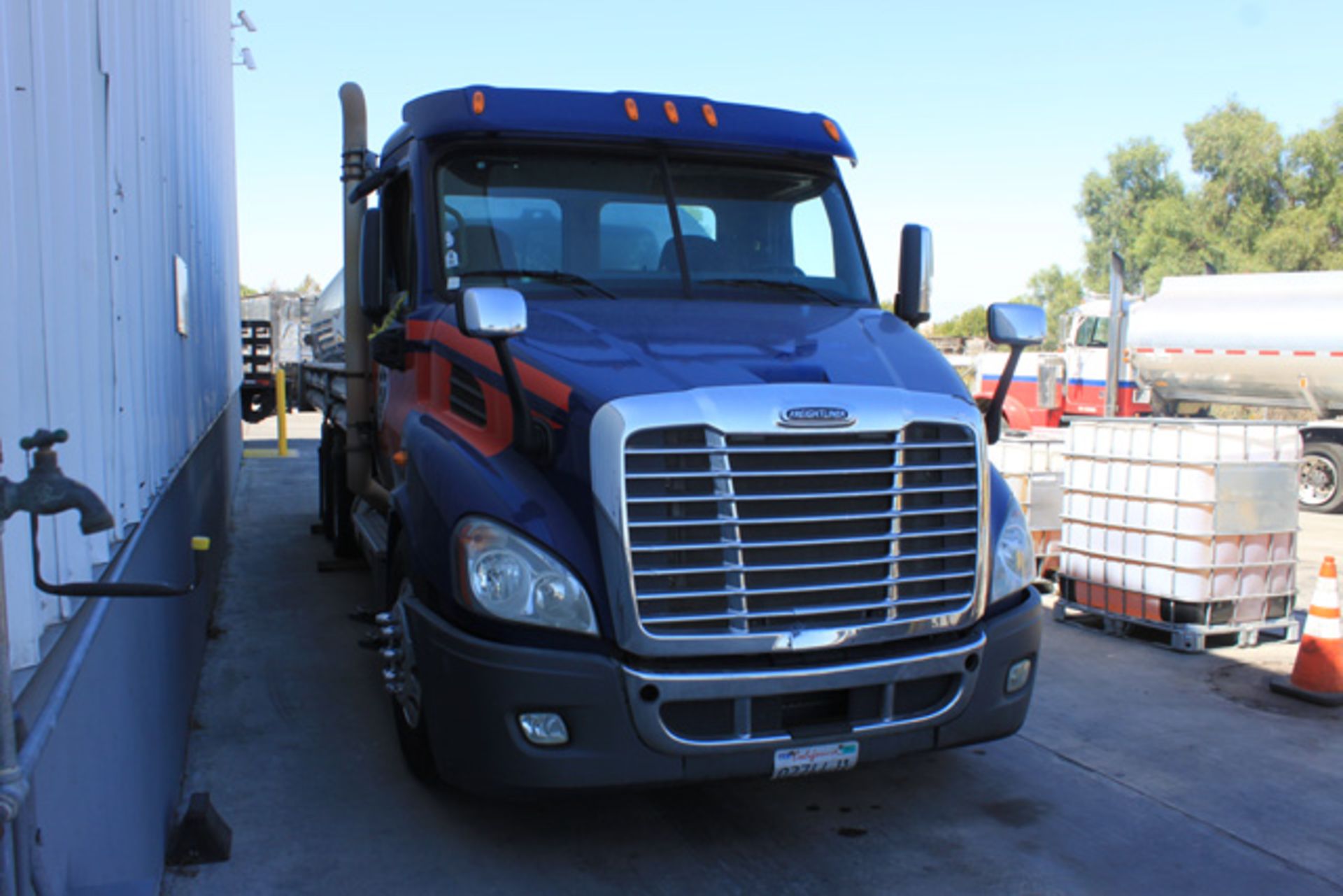 (Fontana) 2013 Freightliner Cascadia Tank Truck, 2013 Heil 4,365 Gallon Single Compartment Tank - Bild 2 aus 8