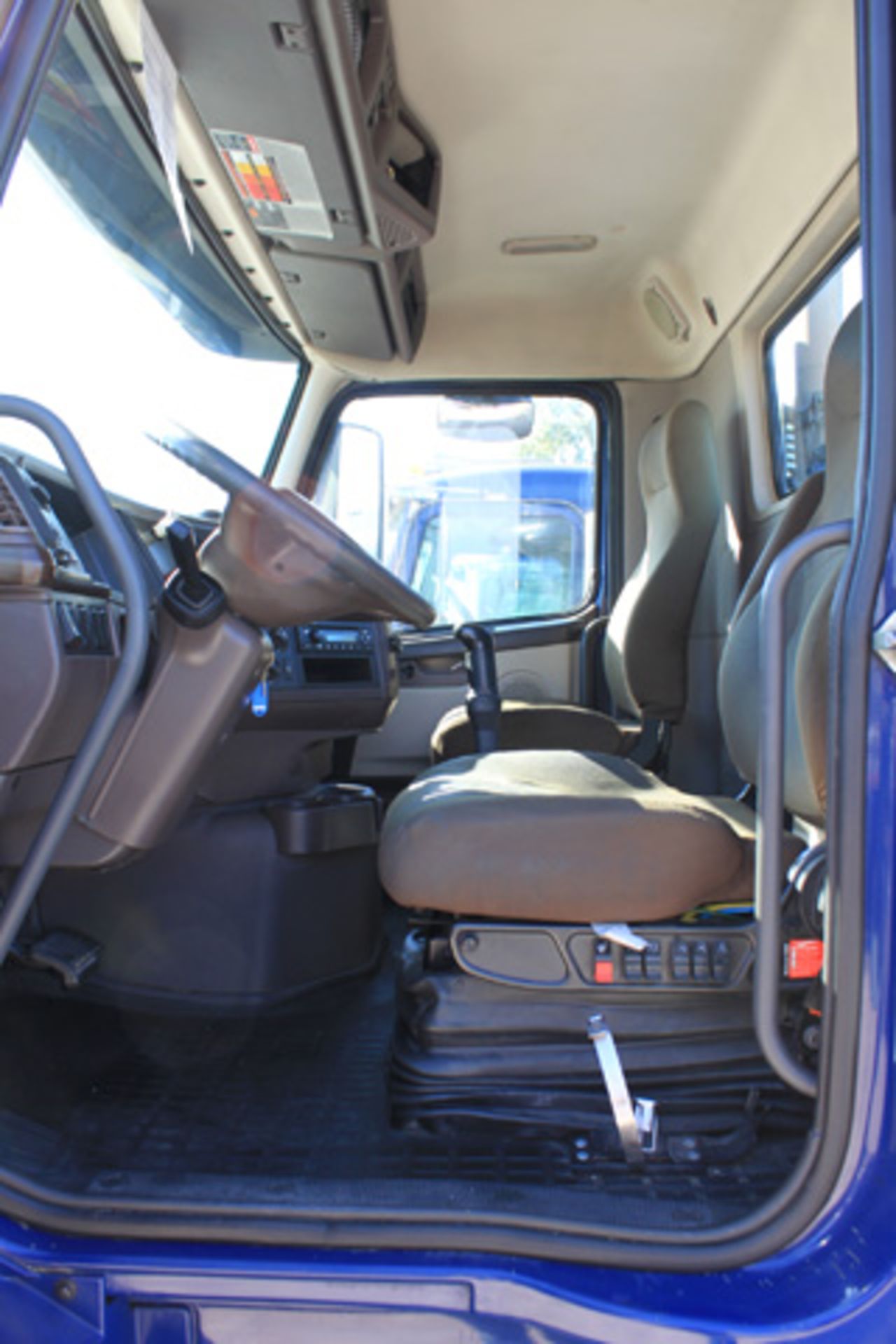 (Fontana) 2013 Volvo VNM64T Eco-Torque Day Cab Truck, Meter Reads (Unverified): 658,872 Miles, - Bild 4 aus 6