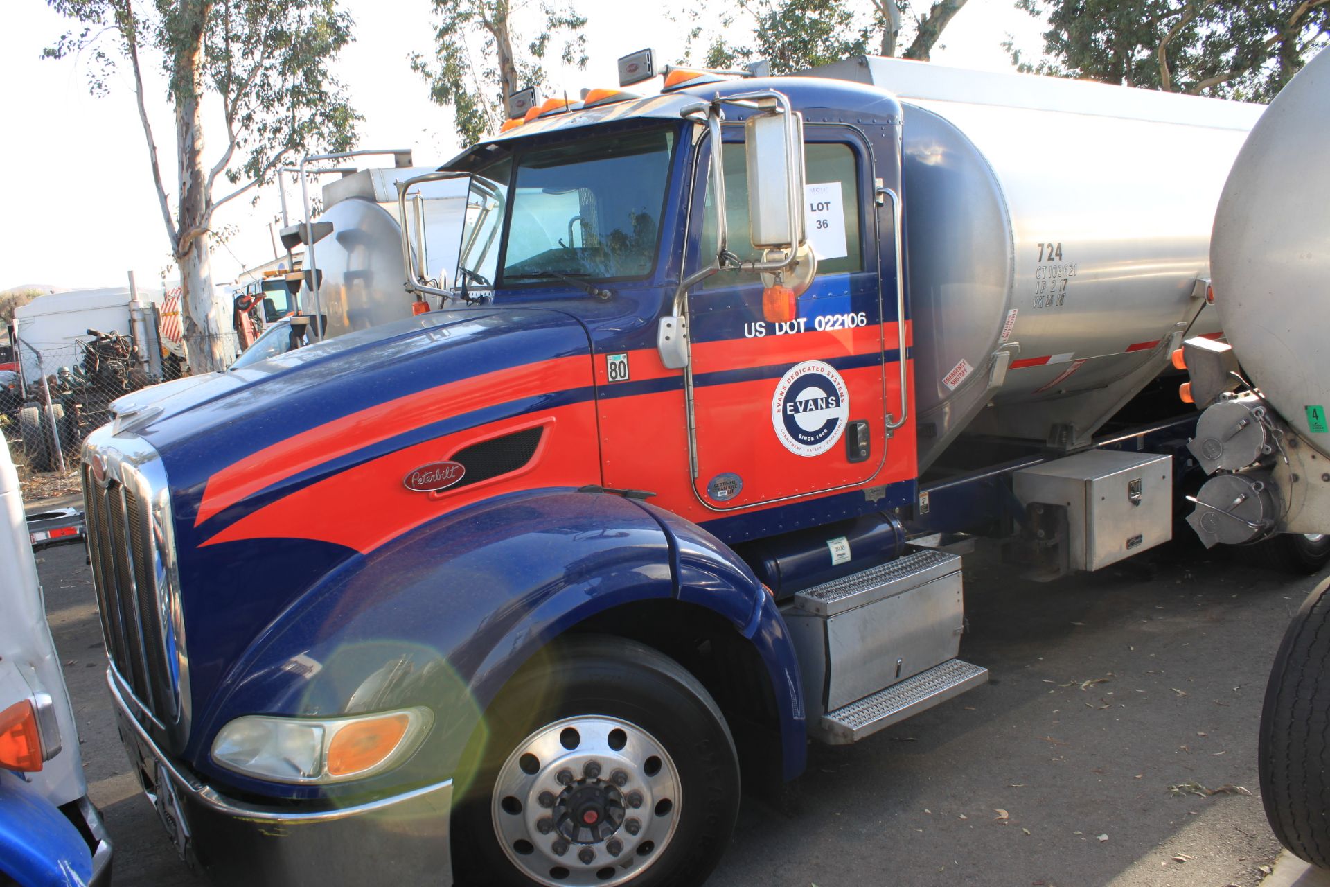 (Fontana) 2011 Peterbilt 384 Tank Truck, 1990 Beall 4,600 Gallon Single Compartment Tank Body, Meter - Bild 2 aus 9