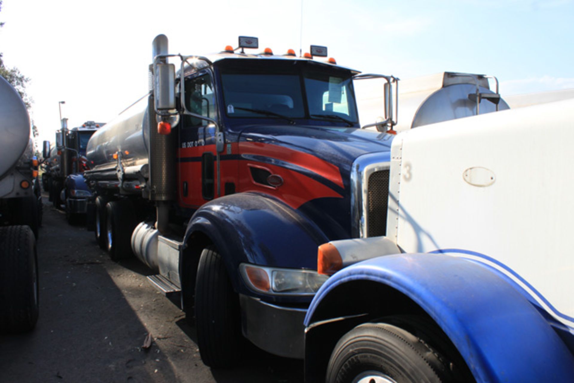 (Fontana) 2011 Peterbilt 384 Tank Truck, 1990 Beall 4,600 Gallon Single Compartment Tank Body, Meter - Bild 3 aus 9