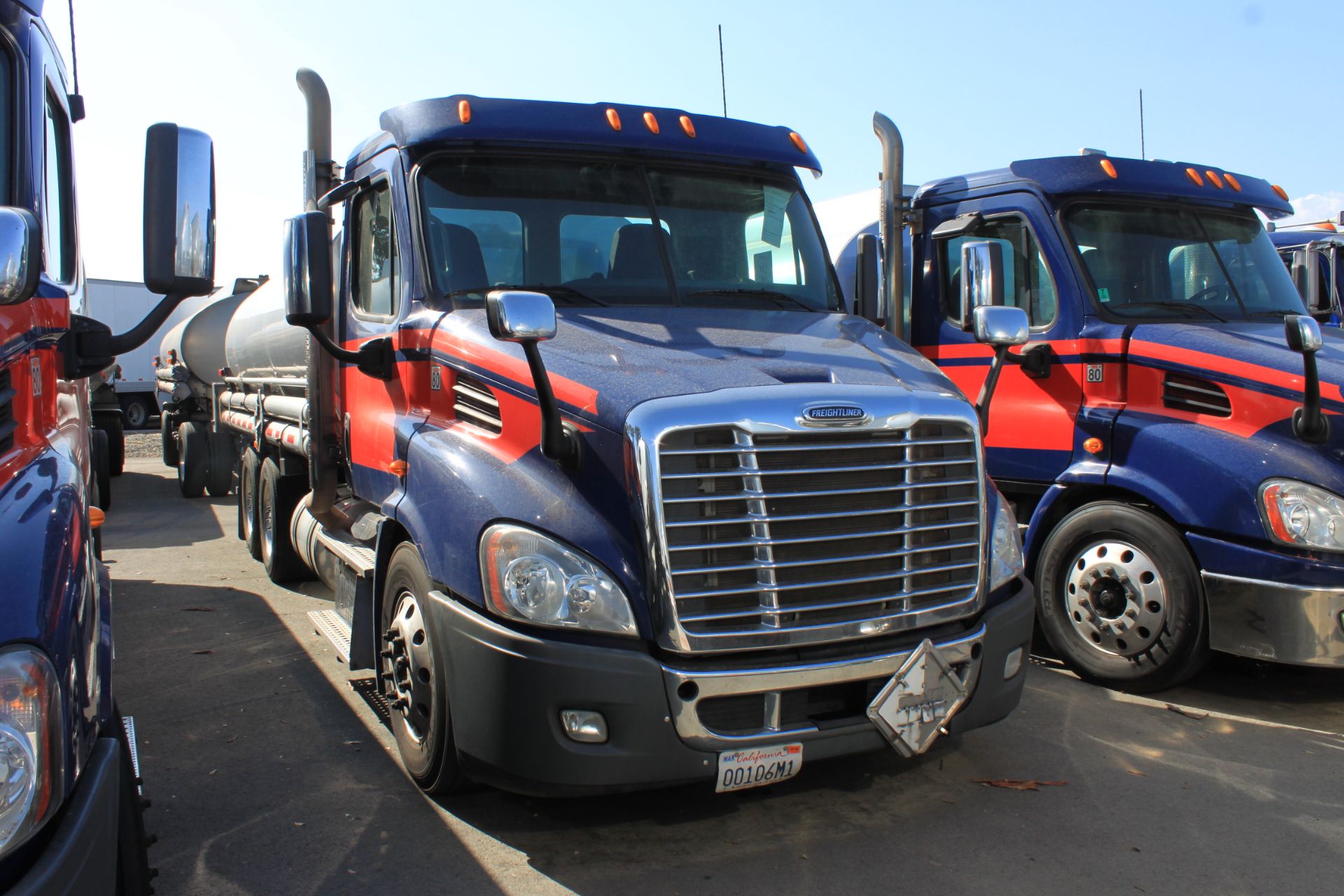 (Fontana) 2013 Freightliner Cascadia Tank Truck, 2013 Heil 4,365 Gallon Single Compartment Tank - Bild 2 aus 9