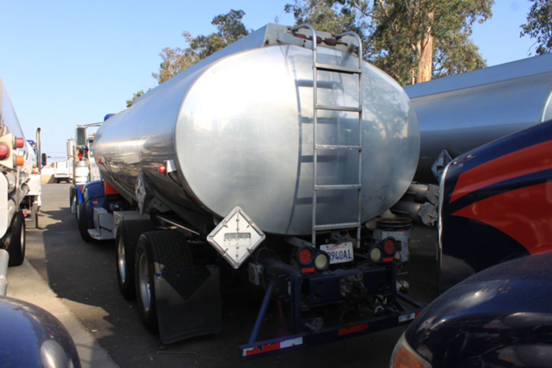 (Fontana) 2011 Peterbilt 384 Tank Truck, 1990 Beall 4,600 Gallon Single Compartment Tank Body, Meter - Bild 4 aus 9