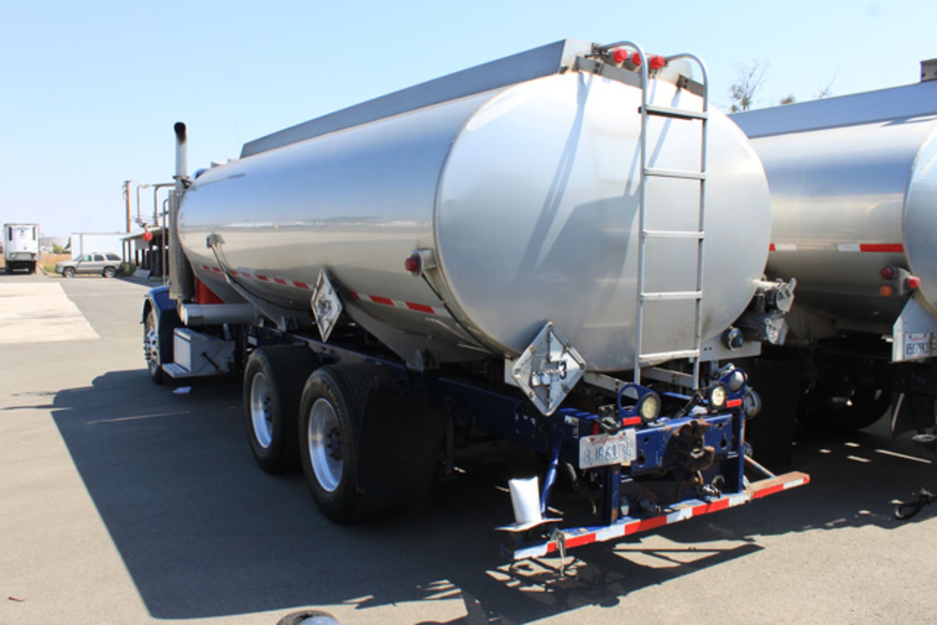 (Fontana) 2007 Peterbilt 385 Tank Truck, 1990 Beall 4,600 Gallon (2,300/2,300) Two Compartment - Bild 4 aus 8