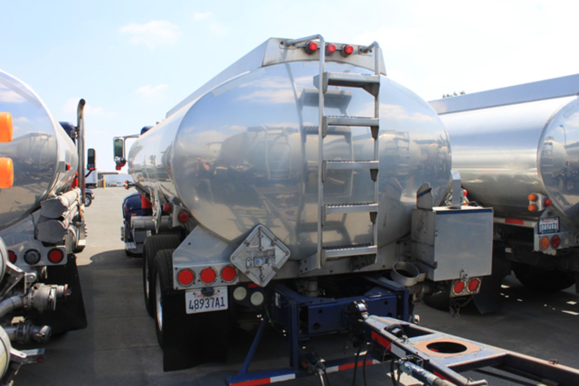 (Fontana) 2011 Peterbilt 384 Tank Truck, 1995 Weld-It 4,500 Gallon Single Compartment Tank Body, - Bild 8 aus 8