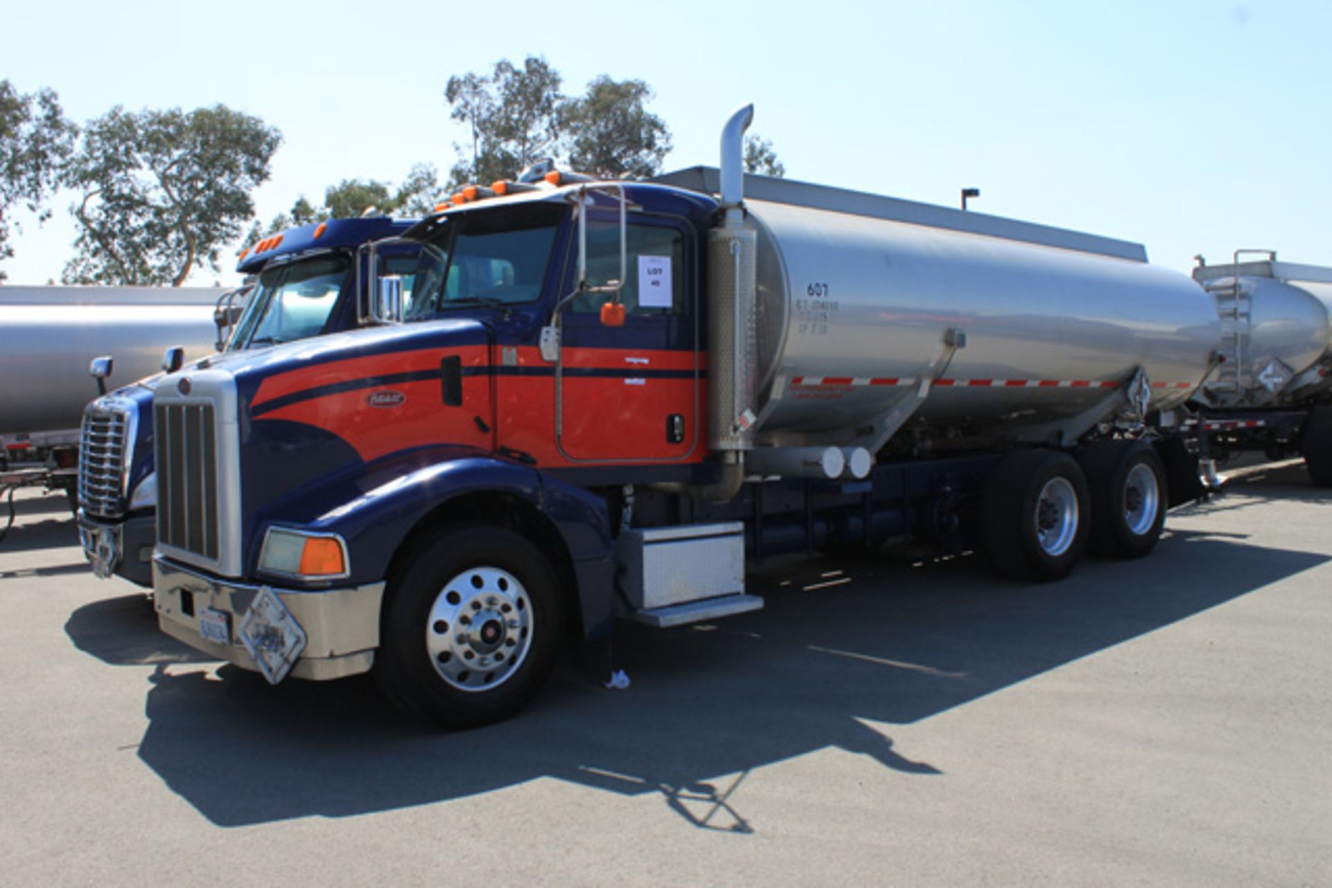 (Fontana) 2007 Peterbilt 385 Tank Truck, 1990 Beall 4,600 Gallon (2,300/2,300) Two Compartment