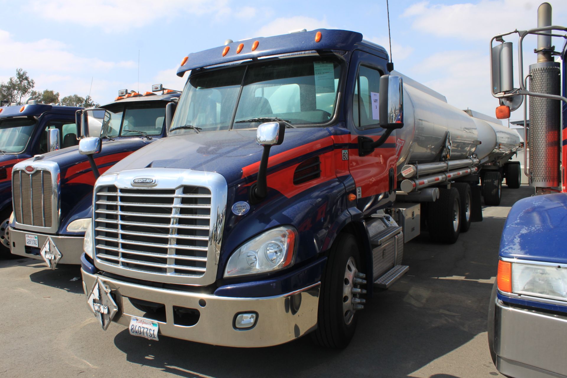 (Fontana) 2014 Freightliner Cascadia Tank Truck, 2004 Heil 4,272 Gallon Single Compartment Tank - Bild 2 aus 8