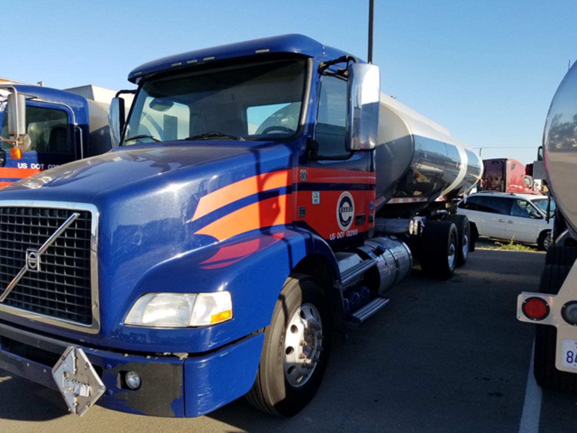 (Fontana) 2013 Volvo VNM64T Eco-torque Tank Truck, 2001 Paramount 4,000 Gallon (3,000/1,000) Two - Bild 2 aus 4