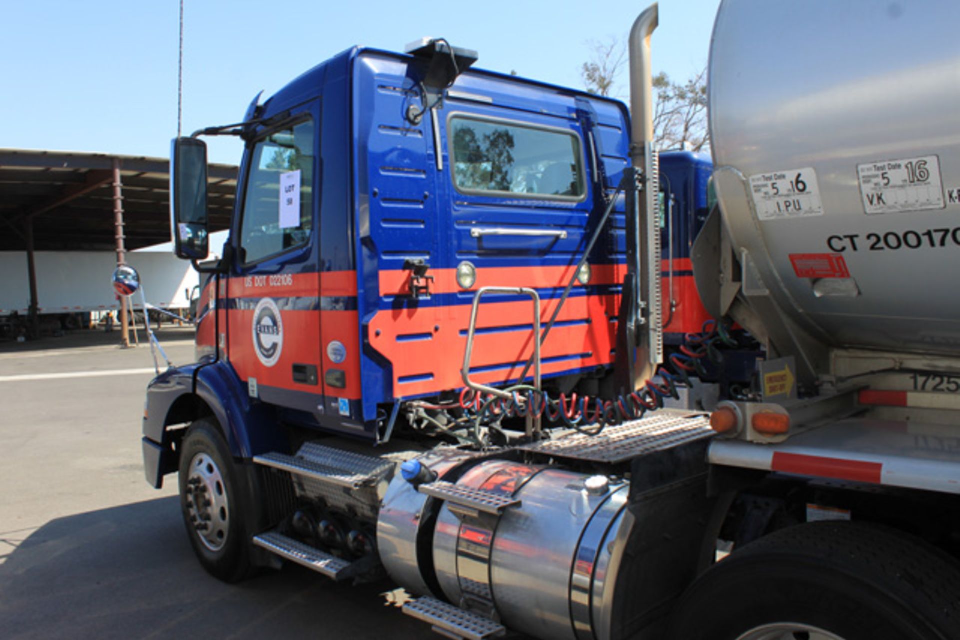 (Fontana) 2014 Volvo VNM64T Eco-torque Day Cab Truck, Meter Reads (Unverified): 581,790 Miles, - Bild 4 aus 7