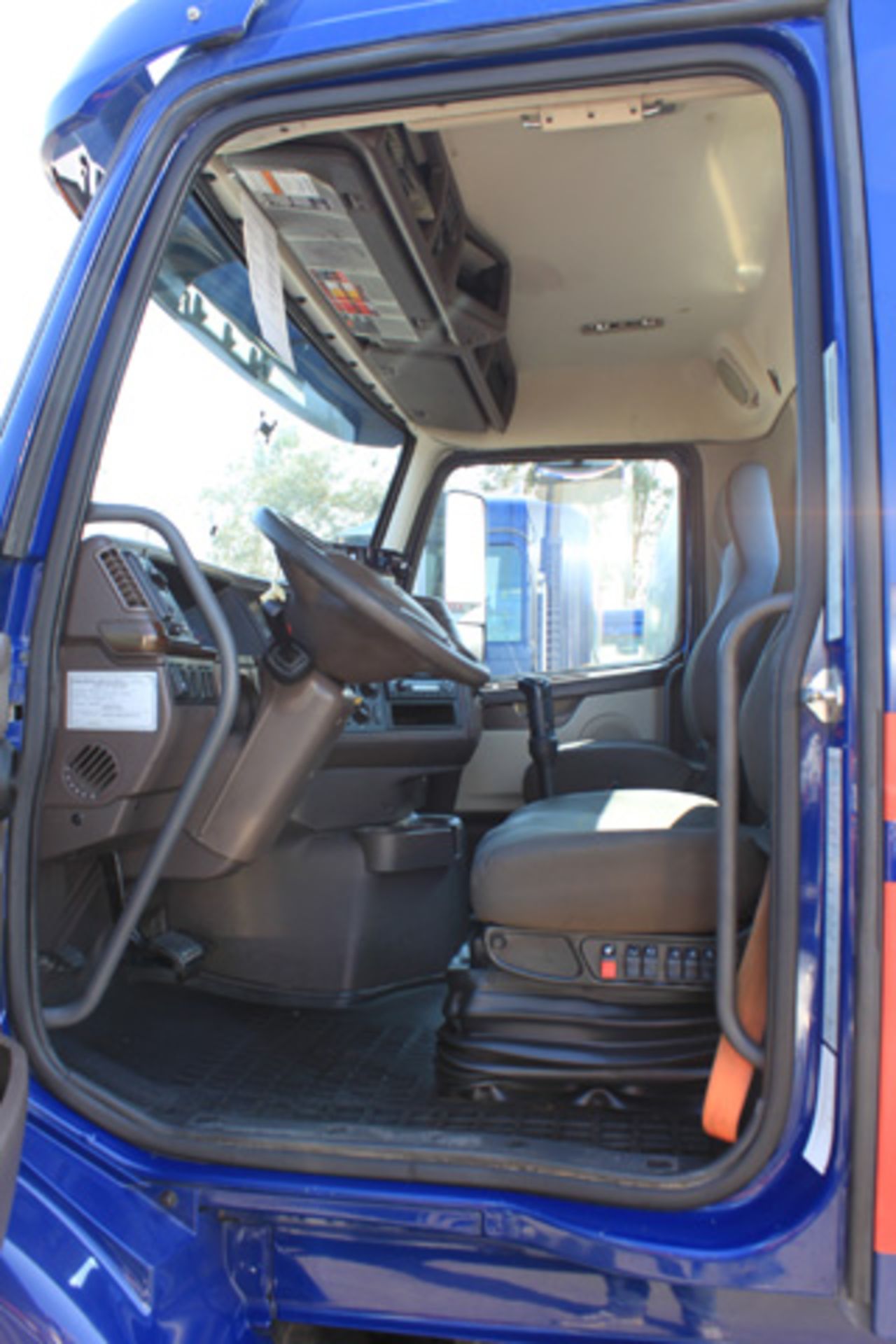 (Fontana) 2014 Volvo VNM64T Eco-torque Day Cab Truck, Meter Reads (Unverified): 581,790 Miles, - Bild 5 aus 7