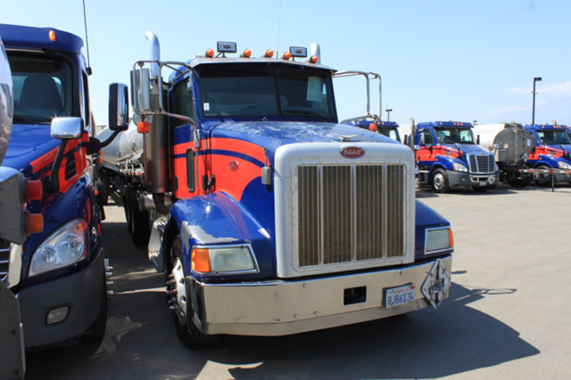 (Fontana) 2007 Peterbilt 385 Tank Truck, 1990 Beall 4,600 Gallon (2,300/2,300) Two Compartment - Bild 3 aus 8