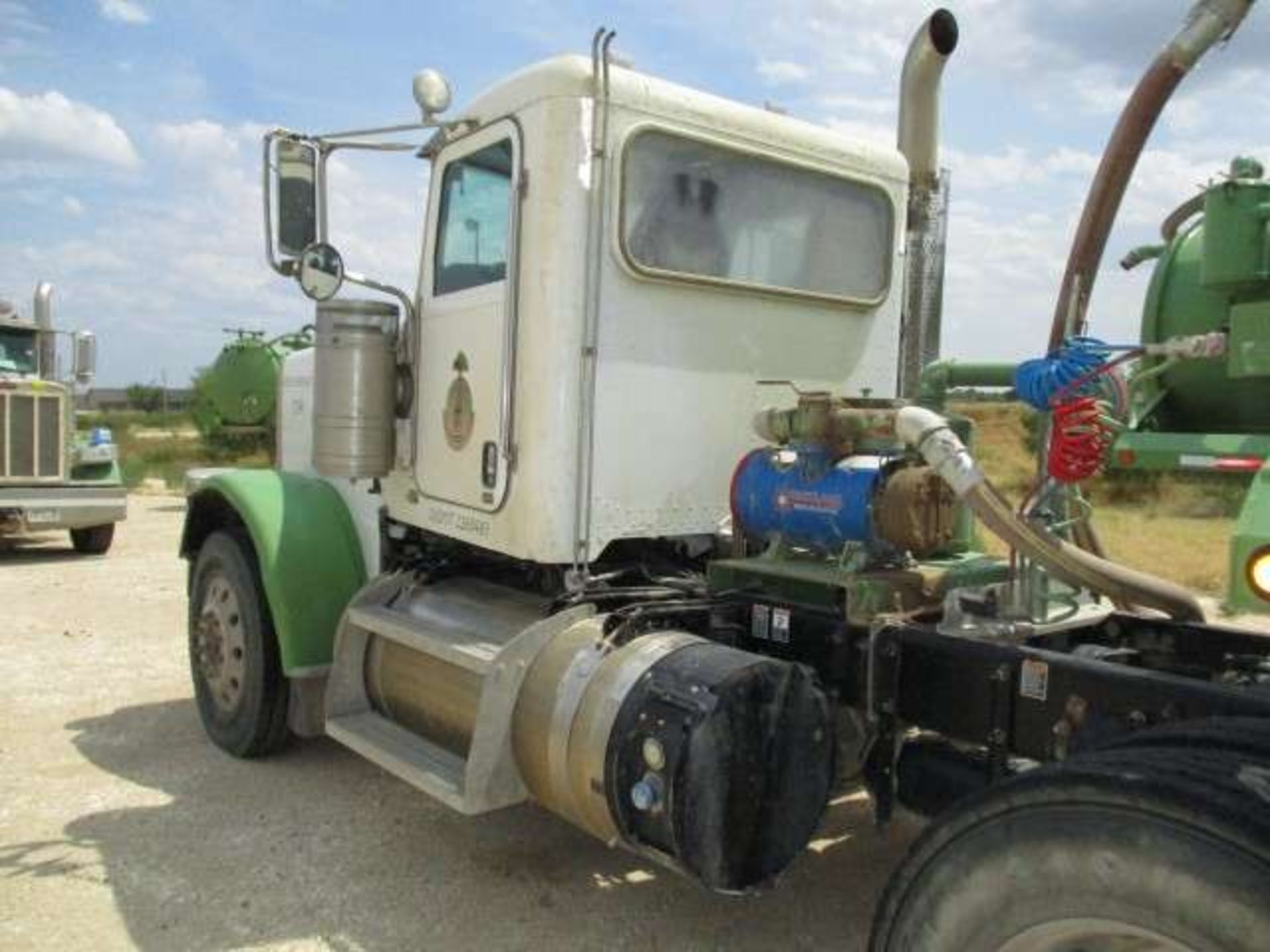 TRUCK/TRACTOR - Image 4 of 8