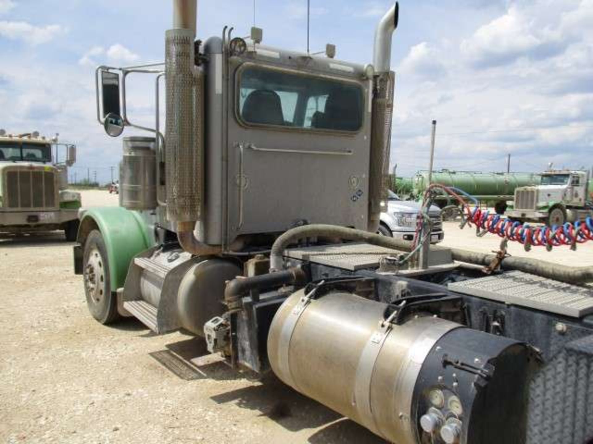 TRUCK/TRACTOR - Image 5 of 8