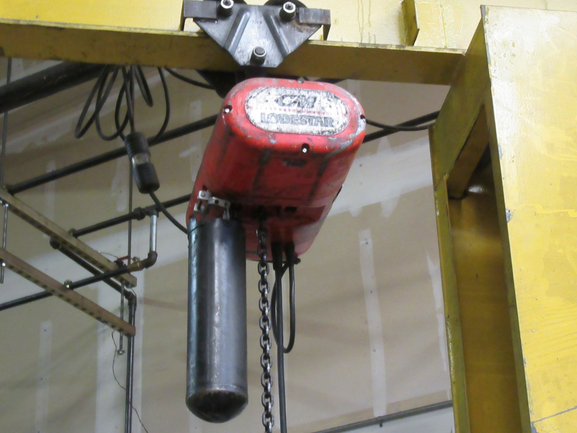 1 TON FLOOR MOUNTED JIB CRANE WITH LODESTAR CM 1 TON ELECTRIC CHAIN HOIST - Image 2 of 2