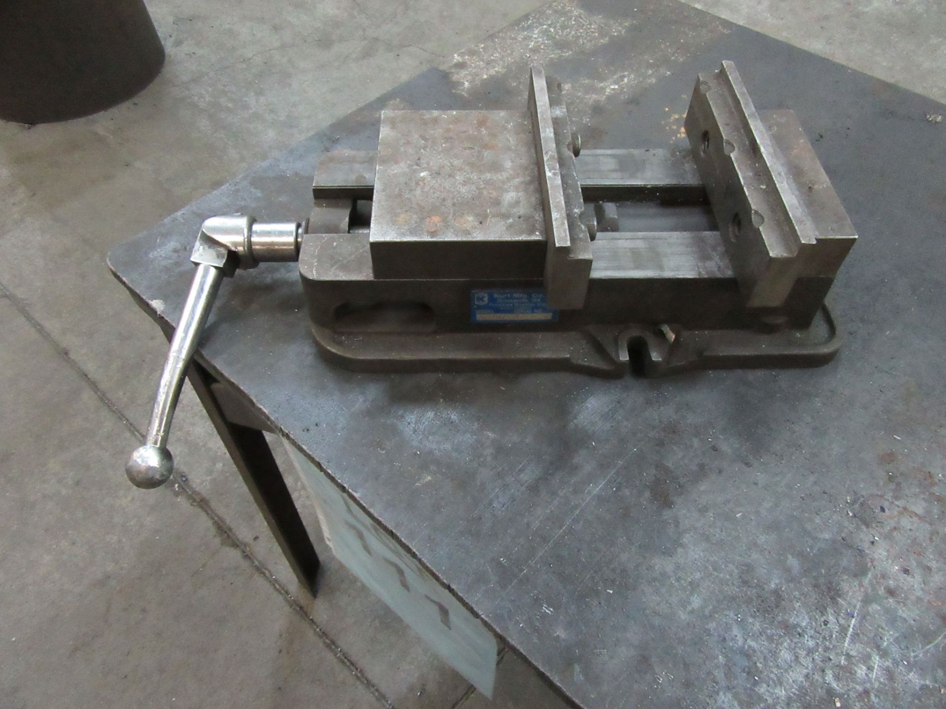 KURT D675 8'' MACHINE VISE WITH METAL TABLE - Image 2 of 2