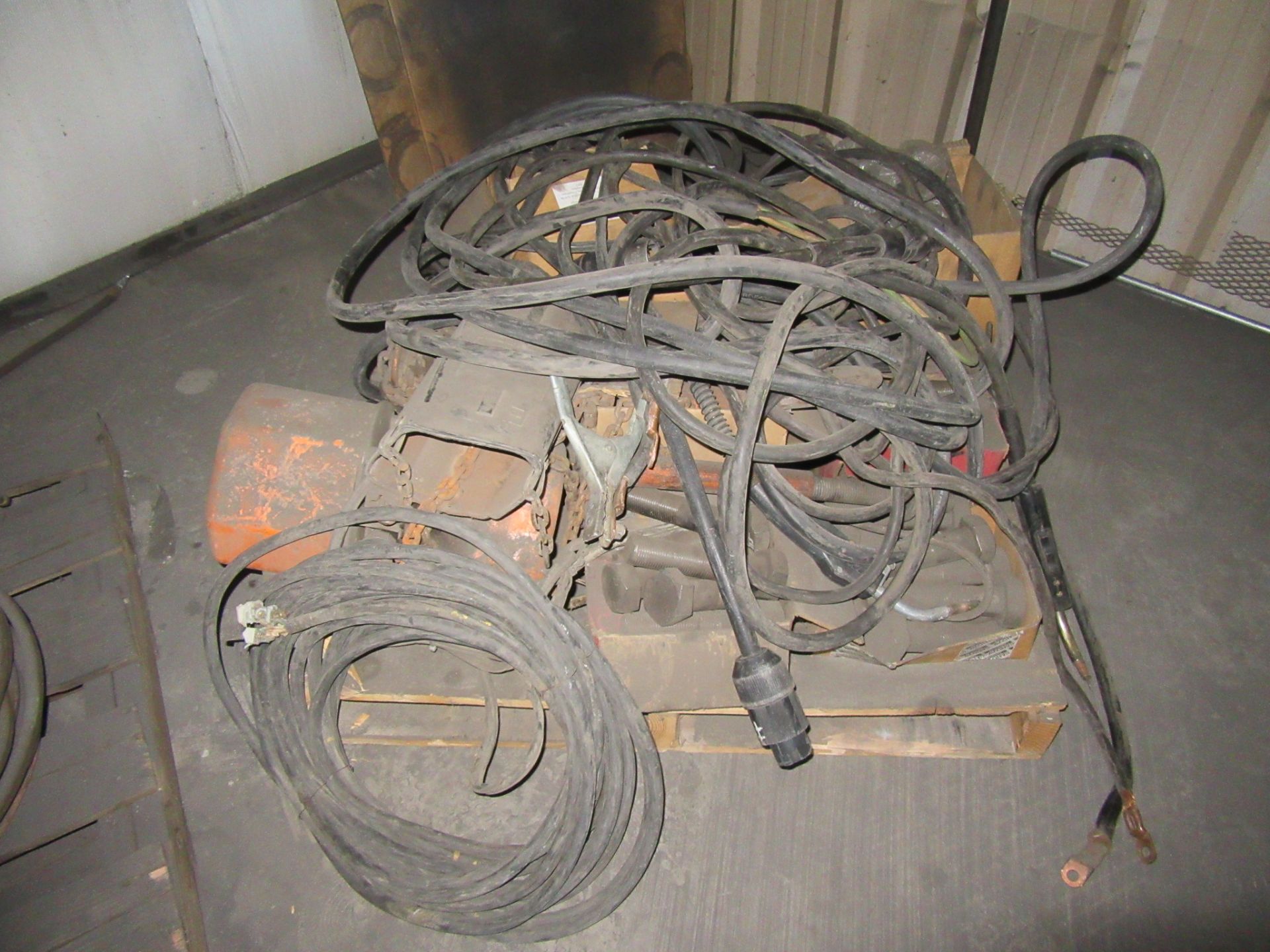 LOT ASST'D HOIST, WELDING TORCH HOSES, WELDING WIRE AND RACK - Bild 3 aus 4