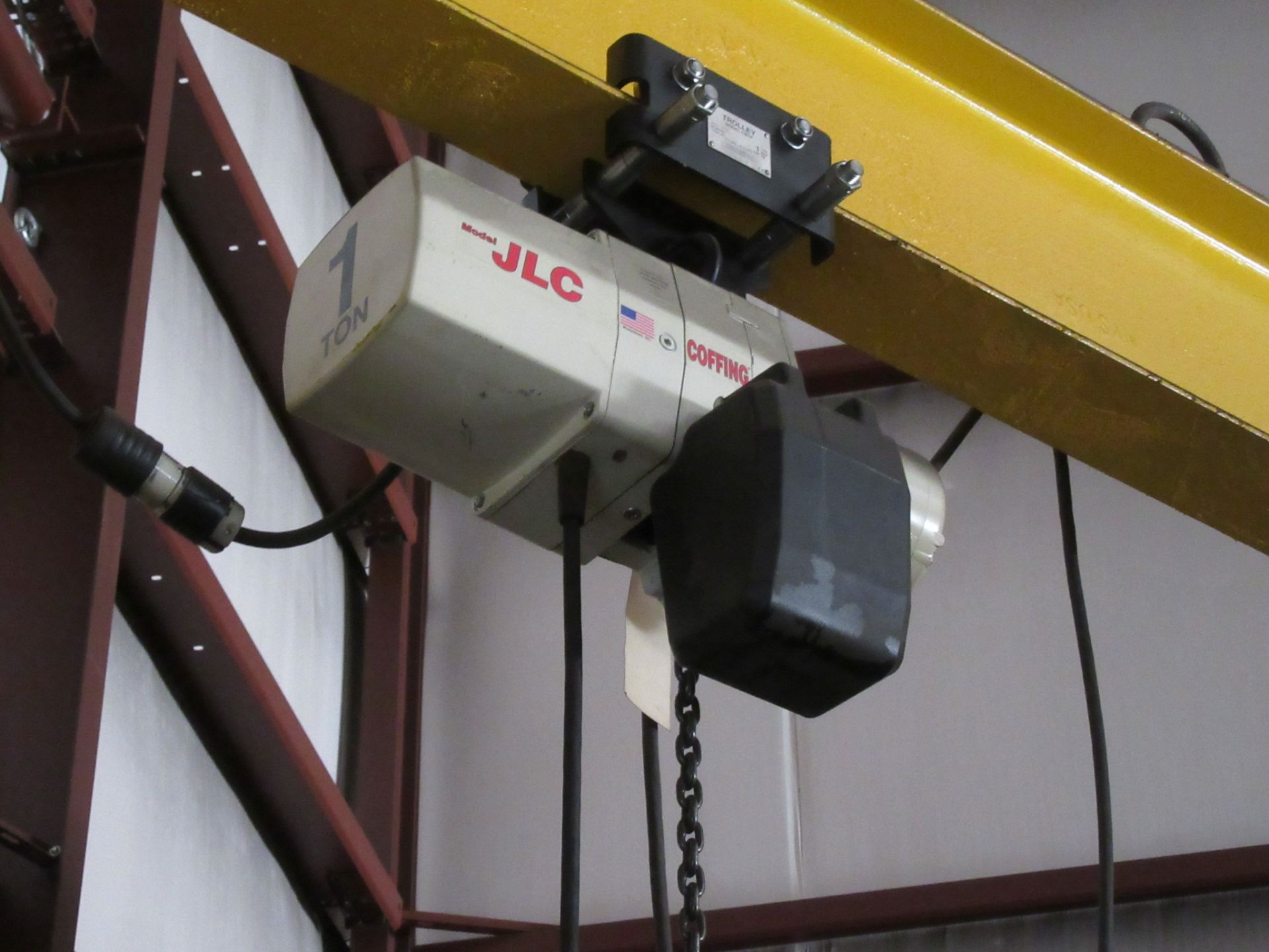 1 TON FLOOR MOUNTED JIB CRANE WITH COFFING JLC 1 TON POWER CHAIN HOIST, (BACK BUILDING) - Image 2 of 2