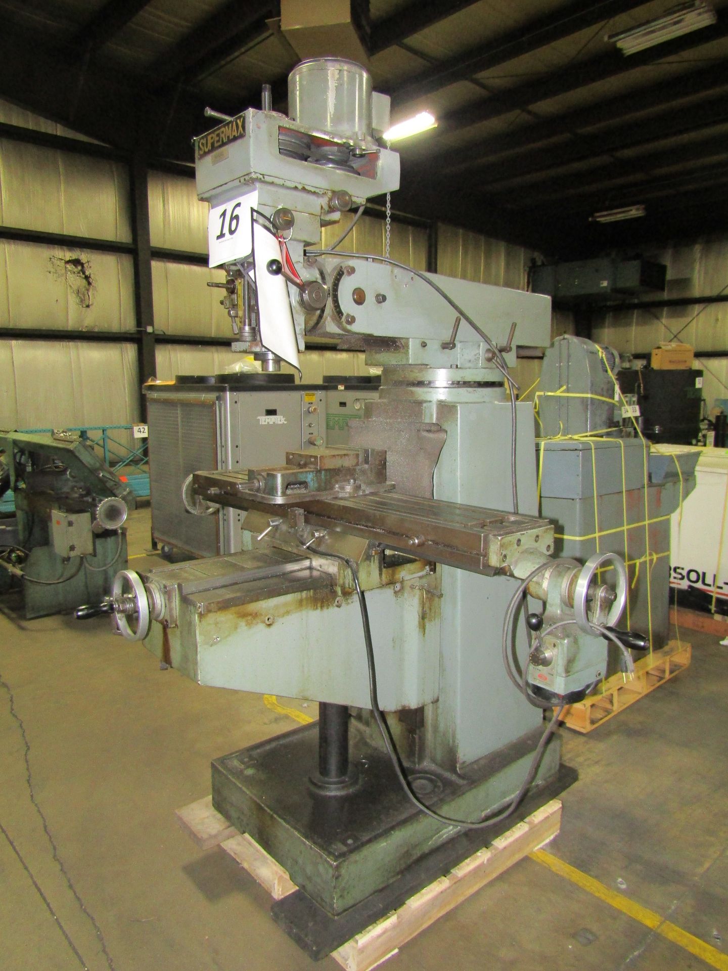 Supermax Vertical Mill M#: YCM-16VA S#: 1175 49 X 9 Power Table W/ Vise - Image 3 of 5