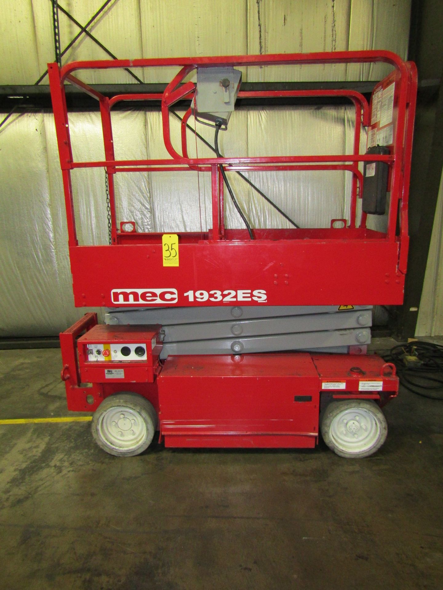 MEC Sissor Lift M#: 1932ES, S#: 9105650