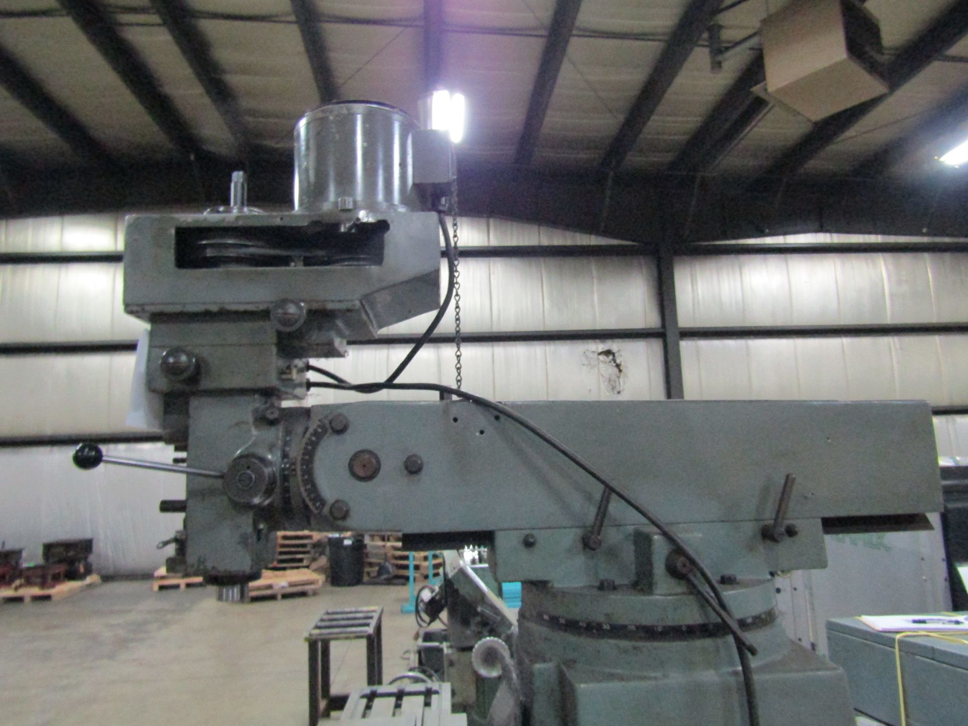 Supermax Vertical Mill M#: YCM-16VA S#: 1175 49 X 9 Power Table W/ Vise - Image 4 of 5