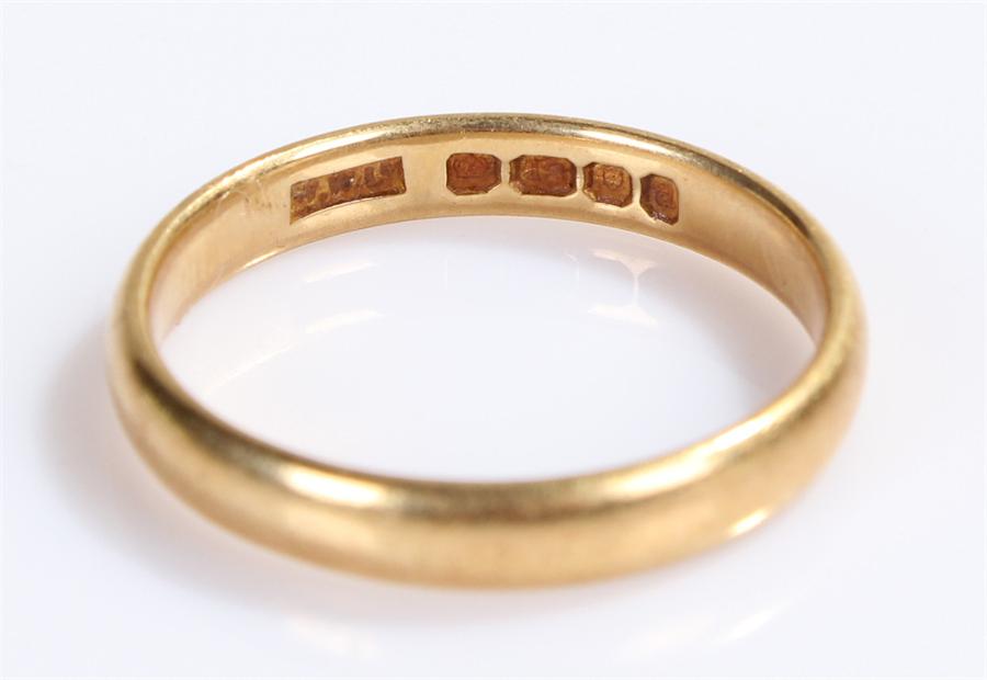 18 carat gold wedding band, 4 grams