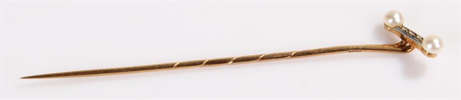 Diamond and pearl stick pin, with a pair of pearls to each end of the diamond set head, 7cm high - Image 2 of 2