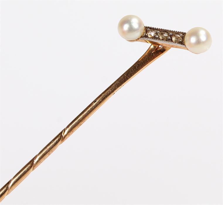 Diamond and pearl stick pin, with a pair of pearls to each end of the diamond set head, 7cm high