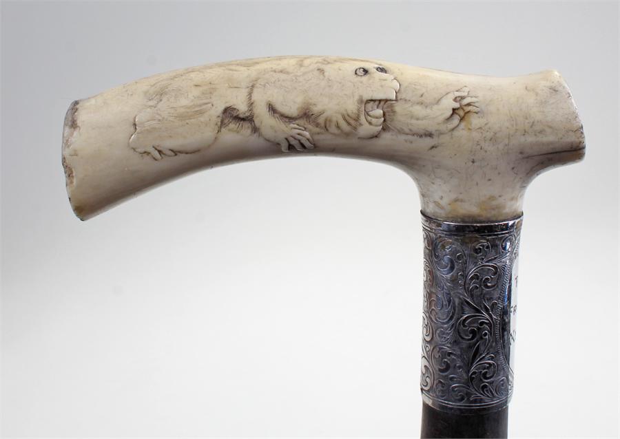 Meiji period Japanese monkey carved walking stick, the handle carved with monkeys in various - Image 2 of 3