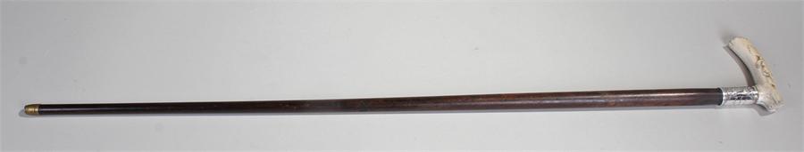 Meiji period Japanese monkey carved walking stick, the handle carved with monkeys in various - Image 3 of 3