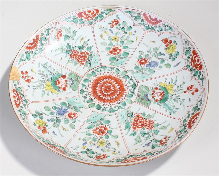 18th Century Chinese porcelain charger, the central red chrysanthemum with flowers held within red - Image 4 of 5