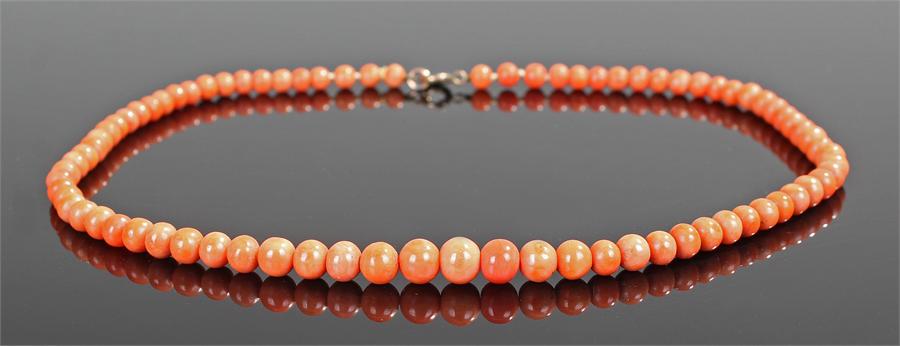 Coral necklace, with graduated turned oval links, 42cm long