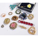 Mixed jewellery, to include a 9 carat gold brooch, a 9 carat gold signet ring (AF) an eternity