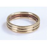 Yellow metal wedding band, with a three loop design, 3 grams