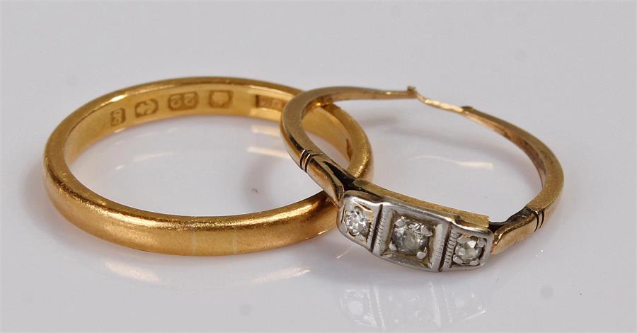 22 carat gold wedding band, 3.7 grams, together with a 18 carat gold ring AF, 1.2 grams (2)