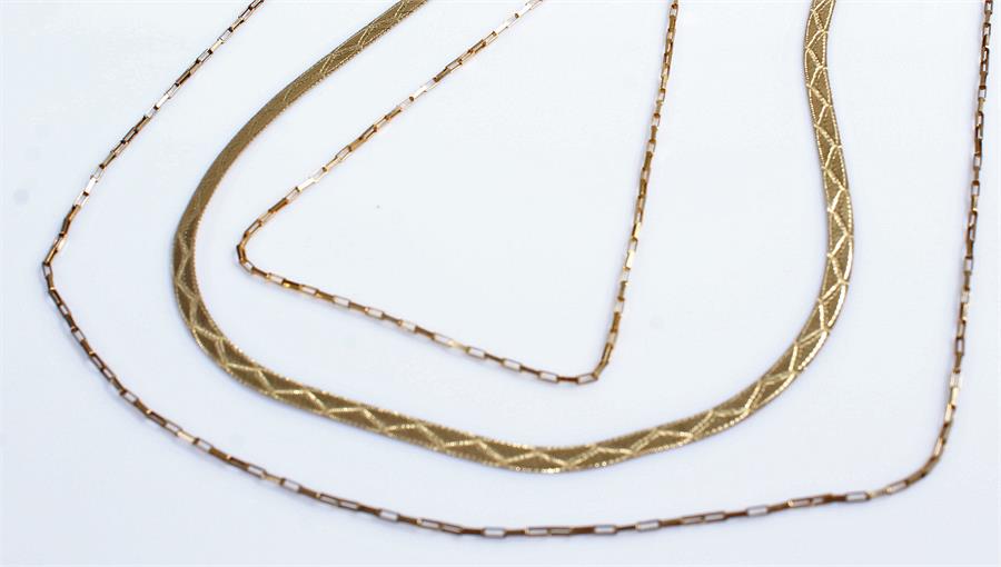 9 carat gold chains, to include a ribbon example, and two chain link examples, 8.5 grams