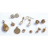 9 carat gold jewellery, to include earrings and pendants, total weight 7 grams