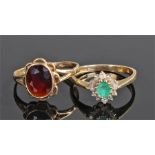 Two 9 carat gold rings, to include an emerald example and an Garnet example, (2)