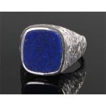 18 Carat white gold and lapis lazuli gentleman's ring, the rectangular stone with rounded corners