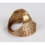 9 carat gold sovereign mount ring, 5.2 grams