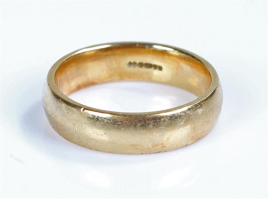 18 carat gold wedding band, 7.7 grams
