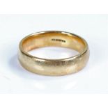18 carat gold wedding band, 7.7 grams