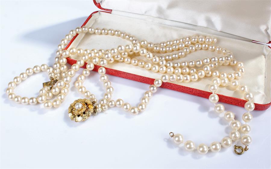 Faux pearl necklace and bracelet