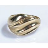 9 carat gold ring, with swirl design, 2.6 grams