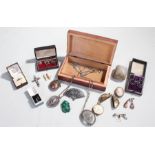 Collection of jewellery, to include a malachite frog, cameo brooch, ring boxes, etc, (qty)