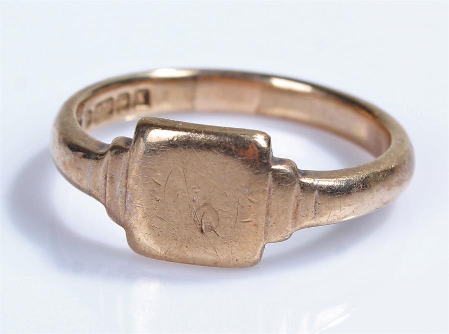 9 carat gold signet ring, 4.8 grams