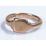 9 carat gold signet ring, 4.8 grams