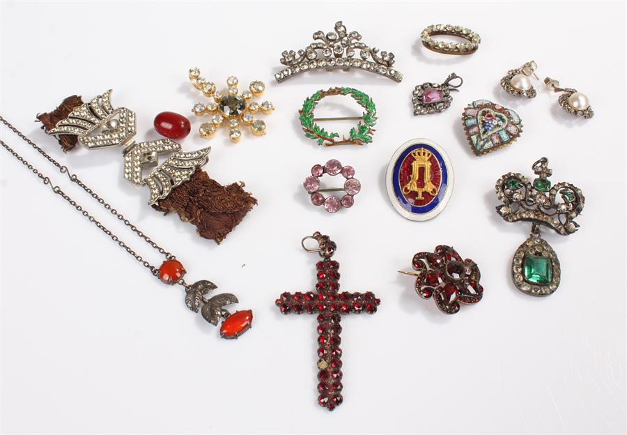 Costume jewellery, to include brooches, a micromosaic brooch, a buckle, a cross pendant, a cherry