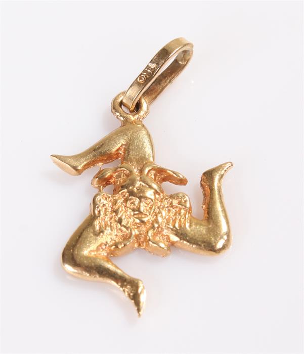 18 carat gold pendant, in the form og the Isle of Man crest, 2.3 grams