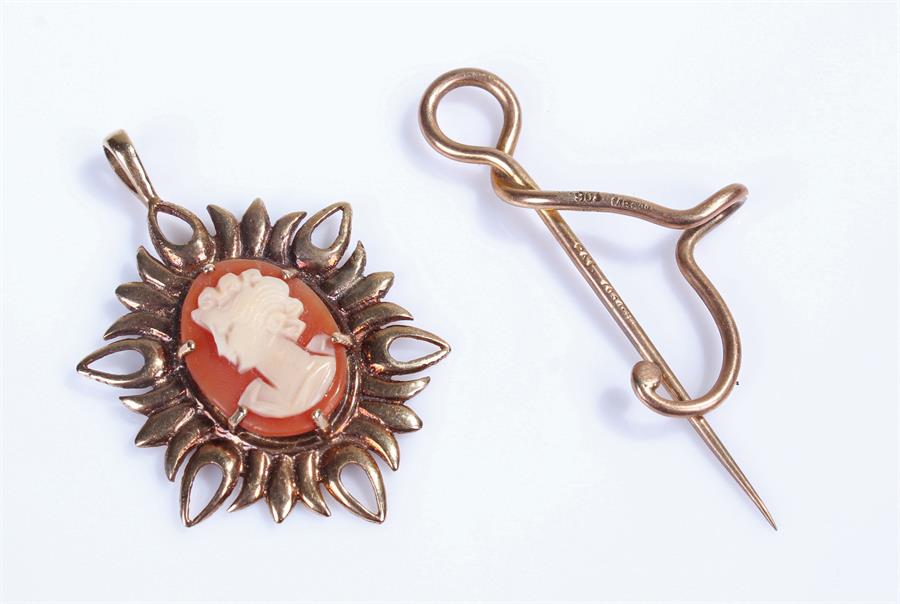 9 carat gold cameo pendant, together with a 9 carat gold brooch, (2)